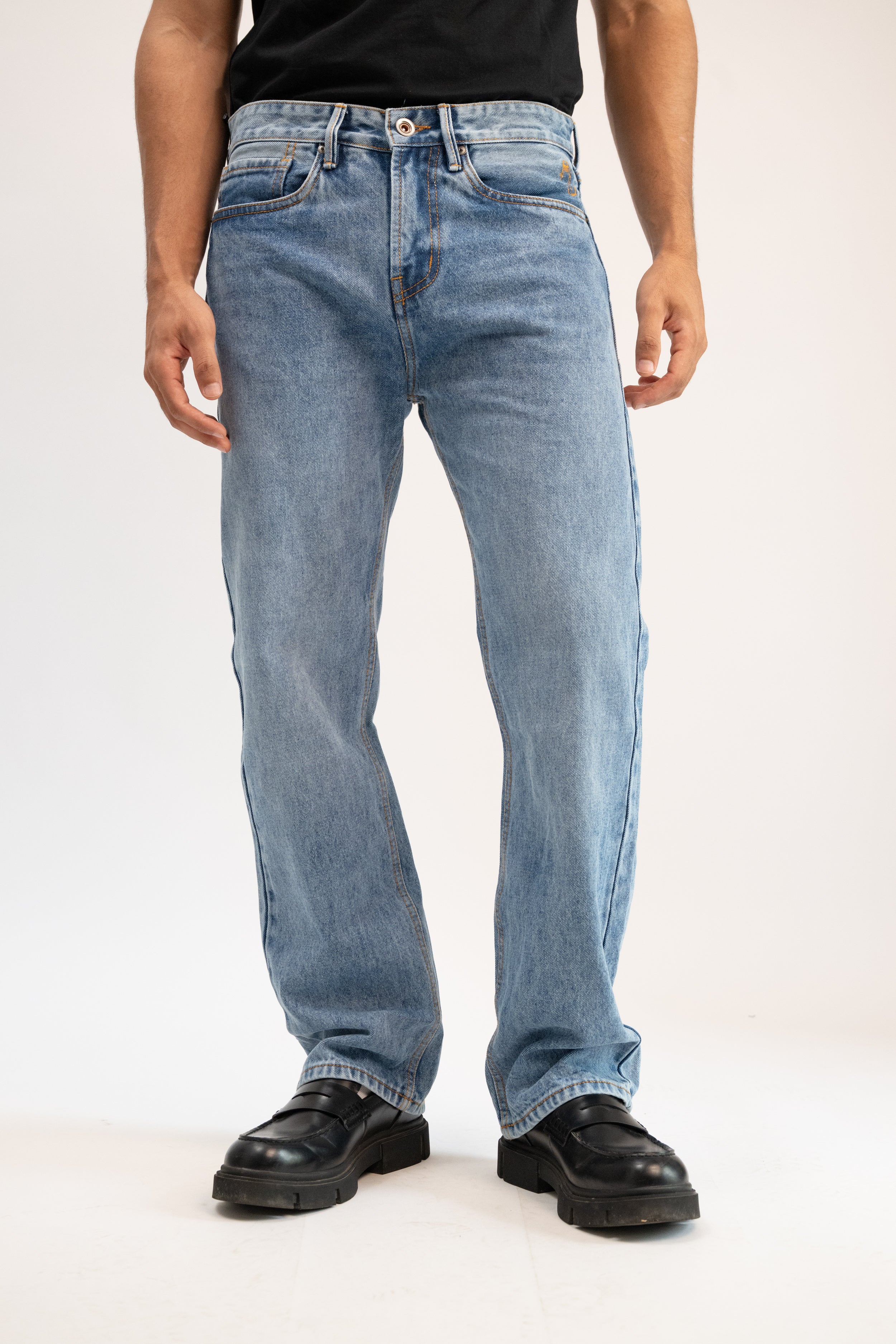 Straight Fit Jeans - Light Wash